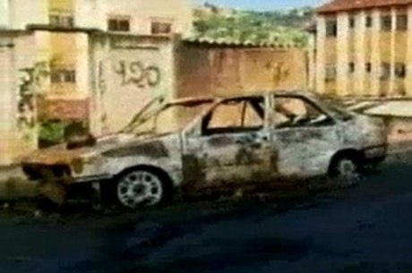 Um carro também foi destruído pelas chamas