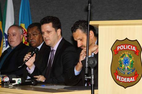 Policiais federais em Curitiba repassam hoje à imprensa informações sobre as ações