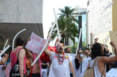 Manifestantes se concentraram na calçada da avenida Paulista Manifestantes se concentraram na calçada da avenida Paulista