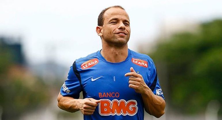 Ídolo do Santos, Léo agora é o responsável por "checar" os bastidores do futebol 