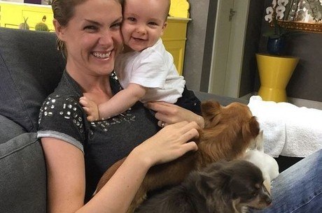 Ana Hickmann mostra foto fofa com o filho e os cães