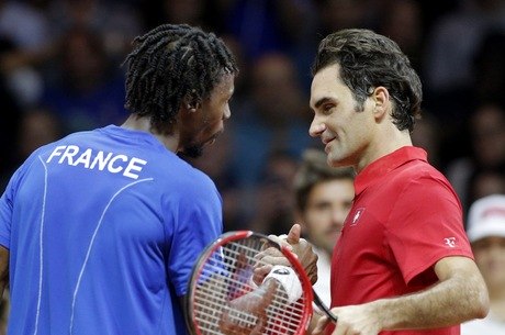Gael Monfils cumprimenta Roger Federer após a partida