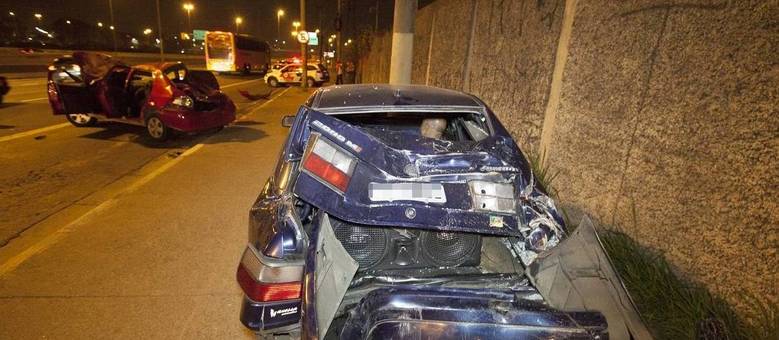 Após batida, veículos ficaram destruídos; suspeitos fugiram com fuzis e metralhadoras Após batida, veículos ficaram destruídos; suspeitos fugiram com fuzis e metralhadoras