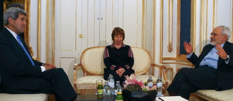 O secretário de Estado americano, John Kerry, a enviada especial da União Europeia, Catherine Ashton, e o ministro das Relações Exteriores iraniano, Javad Zarif. conversam durante encontro em Viena
