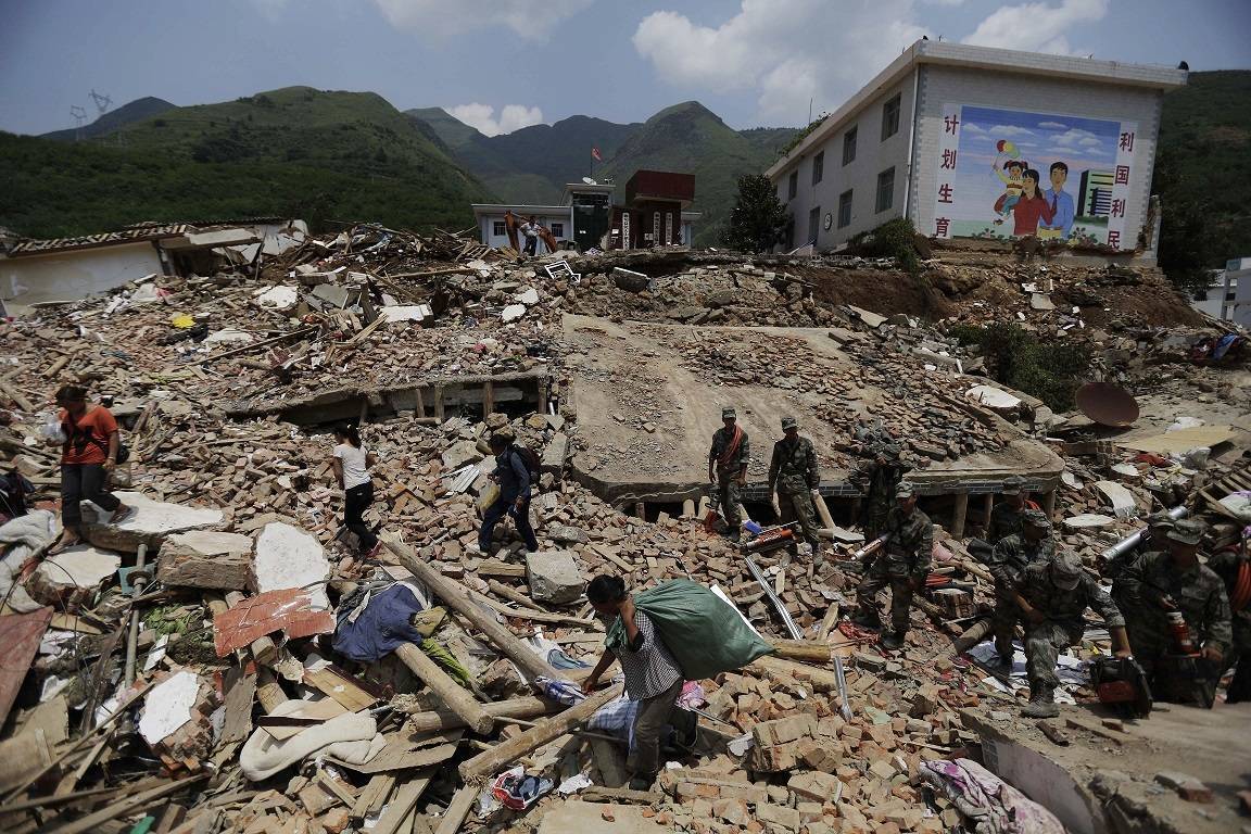 Terremoto na China deixa 4 mortos; confira outros destaques no Brasil e