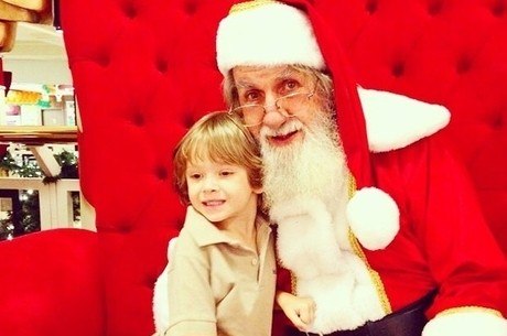 Filho de Adriane Galisteu abraça o Papai Noel