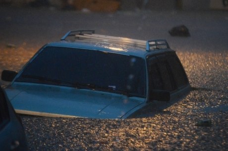 Carro alagado na rua Felipe Antônio Nader, no centro de Osasco, Grande SP, na terça-feira, após forte chuva que caiu na cidade