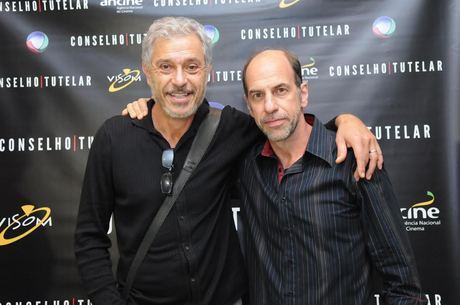 Paulo Gorgulho posa ao lado do protagonista, Roberto Bomtempo