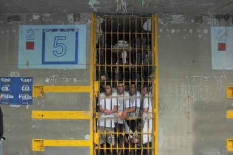 Detentos em cela do CDP (Centro de Detenção Provisória) 2 de Taubaté, no interior de São Paulo
