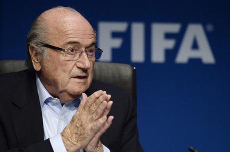 Blatter é pressionado para renunciar ao cargo de presidente
