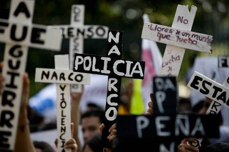 População mexicana tem protestado frequentemente pelo fim do "narco-Estado"
População mexicana tem protestado frequentemente pelo fim do "narco-Estado"