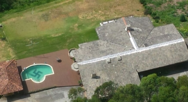 Suástica nazista foi desenhada no fundo de uma piscina em Santa Catarina