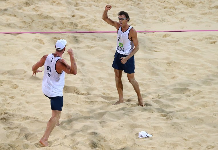 Confederação de vôlei se mobiliza para não deixar estrela da seleção  desempregada - RecordTV - R7 Pan Toronto 2015