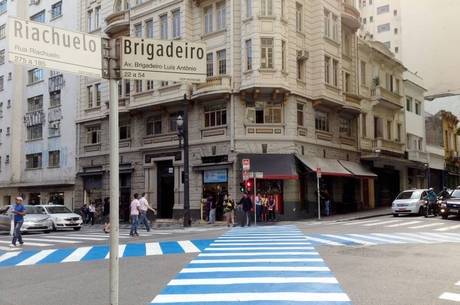 A polêmica faixa de pedestre perto da esquina no cruzamento de