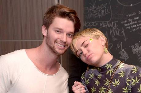 Patrick Schwarzenegger é flagrado com ex-namorada em festa Patrick Schwarzenegger é flagrado com ex-namorada em festa