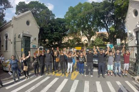 Funcionários da Santa Casa Misericórdia de São Paulo realizam um protesto contra o não pagamento do 13° salário