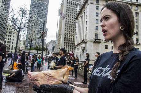 Ativistas usam partes de corpos de animais mortos para protestar contra os maus-trados dos bichos