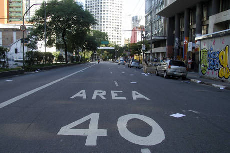 Pesquisa mostra que redução da velocidade nas vias da capital tem é mais bem vista entre quem ganha até dois salários mínimos Pesquisa mostra que redução da velocidade nas vias da capital tem é mais bem vista entre quem ganha até dois salários mínimos