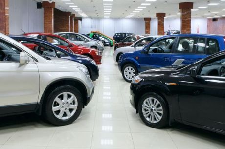 Concessionária apostam em diversas promoções para vender os carros que estão parados nas lojas