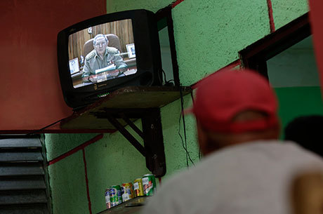 Em Cuba, homem acompanha discurso do presidente Raúl Castro