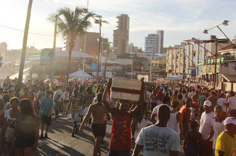 Vendedores ambulantes devem ser capacitados para trabalhar no Carnaval de 2015, na capital baiana