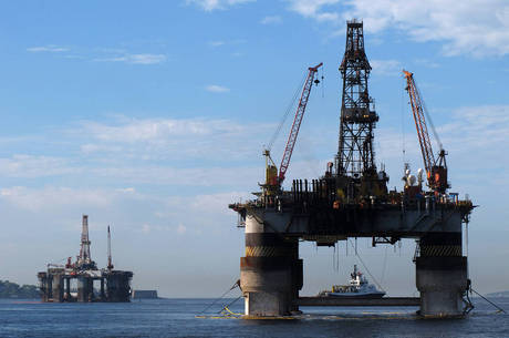 Plataforma de petróleo da Petrobras, fundeada na Baía de Guanabara, zona sul do Rio de Janeiro