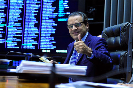 Câmara aprovou aumento do salário dos parlamentares de R$ 26,7 mil para R$ 33,7 mil. Texto ainda vai passar por análise do Senado