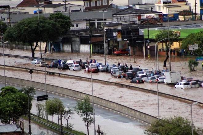 A área impermeabilizada em todo o curso do rio piora a situação, porque faz com que toda a água da chuva caia nele