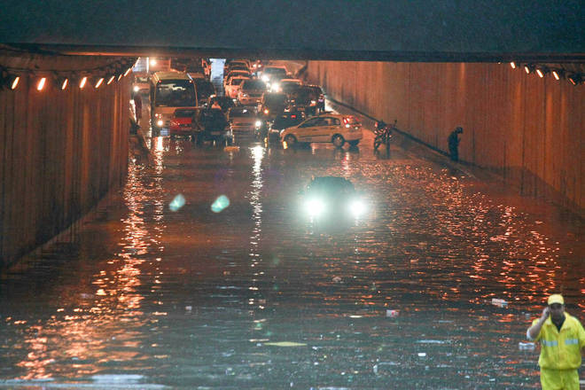 O vale do Anhangabaú é o ponto onde o córrego Saracura e o Itororó se encontram e formam outro córrego, o Anhangabaú. Após décadas de alagamentos na praça da Bandeira e no túnel, a imagem parece a mesma de 50 anos atrás