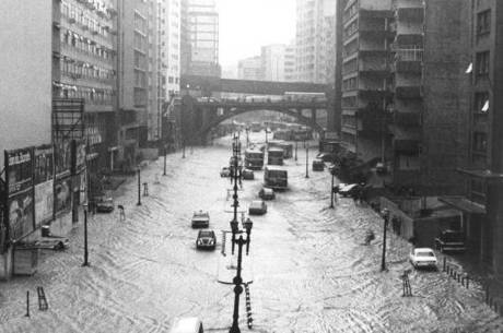 Avenida Nove de Julho alagada na década de 70