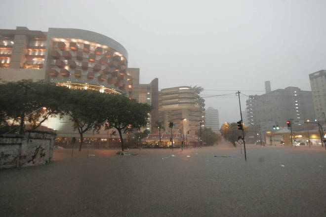 Embaixo da avenida Pompeia passa o córrego Água Preta, que deságua no rio Tietê e também foi transformado em uma galeria subterrânea. Toda a água da chuva captada ao longo dele é escoada rapidamente para a parte baixa do bairro, o cruzamento com a avenida Francisco Matarazzo. Historicamente, a região enfrenta alagamentos como esse