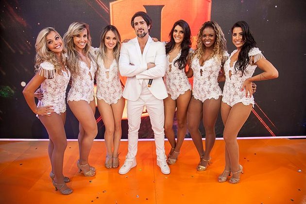 Em Só toca top, Luan Santana chama atenção como apresentador