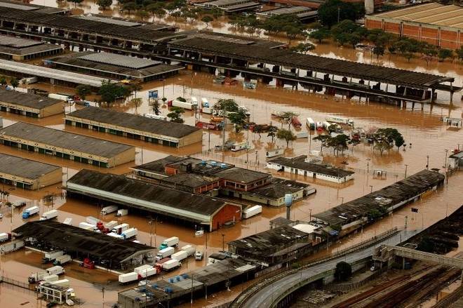 Assim como o Tietê e o Tamanduateí, o rio Pinheiros também foi retificado. Mas isso não significou que as águas dele fossem ocupar somente aquele canal. A várzea foi ocupada e o custo disso vem junto com a chuva. Localizado próximo à marginal, o Ceagesp (foto) é atingido frequentemente pela cheia do rio