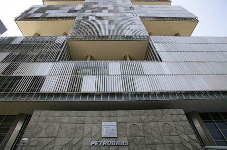 A Petrobras planeja aumentar sua produção de petróleo no Brasil em 4,5% em 2015