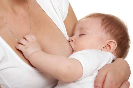 O aleitamento materno protege o bebê contra doenças, como diabetes e obesidade O aleitamento materno protege o bebê contra doenças, como diabetes e obesidade