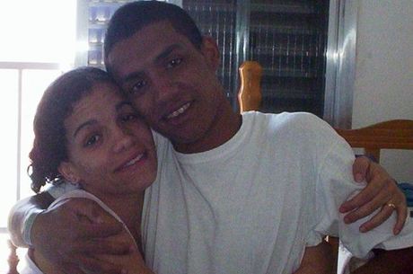 A professora universitária Francilene Gomes Fernandes, 34 anos, e seu irmão, Paulo, 23. Ele desapareceu em maio de 2006, em Itaquera (zona leste de São Paulo), durante onda violência no Estado de SP
