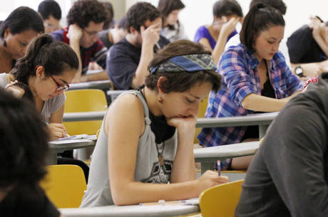 Alunos em exame da Fuvest Alunos em exame da Fuvest