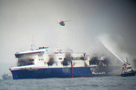Trecho de vídeo mostra navio e helicóptero participando da operação de resgate