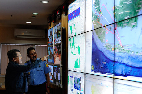 O vice-presidente indonésio Jusuf Kalla participou do comando das operações de busca no domingo
