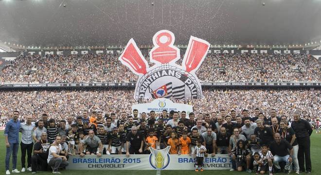 2015 - Corinthians 6 x 1 São Paulo - Em tarde histórica, o Timão, com apenas três titulares, aplicou a maior goleada do Majestoso: 6 a 1 em cima do São Paulo, na Arena. Romero (2), Edu Dracena, Bruno Henrique, Cristian e Lucca marcaram. Já campeão, o jogo marcou a celebração do título junto com a torcida. 