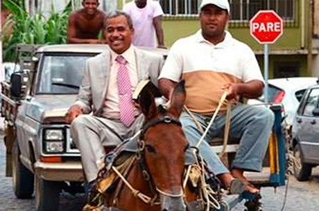 Presidente circulou pelas principais ruas da cidade de carroça puxada por um burro