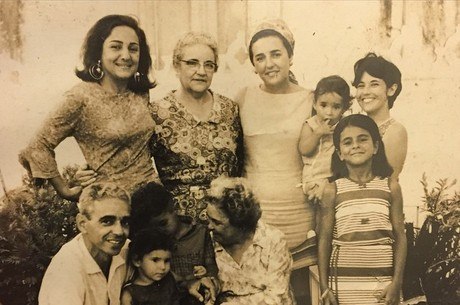 Daniela Mercury aparece no colo da mãe em foto antiga