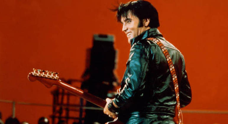 Elvis em foto de um especial de TV de 1968 que é descrito em detalhes no livro
