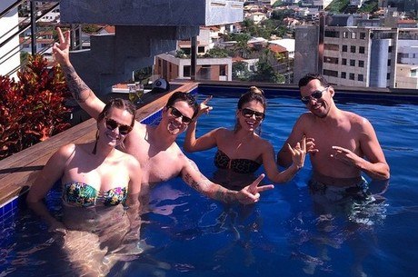 Paula Fernandes Curte Dia De Piscina Com Amigos Churrasco Em Plena Quarta Feira Entretenimento R7 Verao 2015