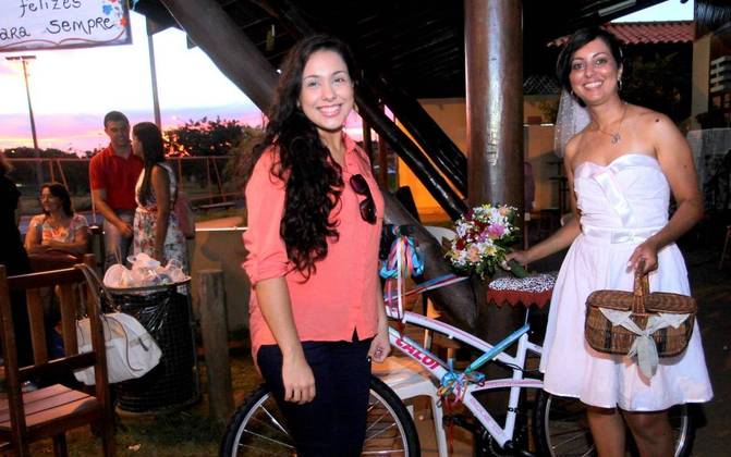 Em vez de jogar buquê, noiva sorteia bicicleta para celebrar casamento -  Fotos - R7 Cidades