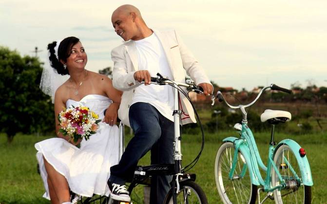 Em vez de jogar buquê, noiva sorteia bicicleta para celebrar casamento -  Fotos - R7 Cidades