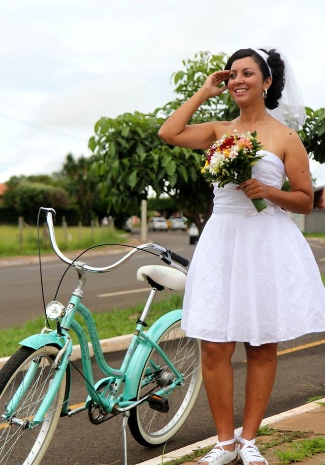 Em vez de jogar buquê, noiva sorteia bicicleta para celebrar casamento -  Fotos - R7 Cidades