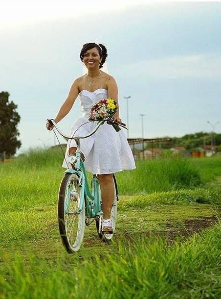 Em vez de jogar buquê, noiva sorteia bicicleta para celebrar casamento -  Fotos - R7 Cidades