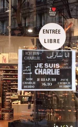 Lojas de Paris prestam homenagem aos mortos em atentado da última quarta (7)