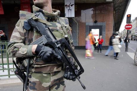Cerca de 500 militares estão sendo posicionados na região de Paris Cerca de 500 militares estão sendo posicionados na região de Paris